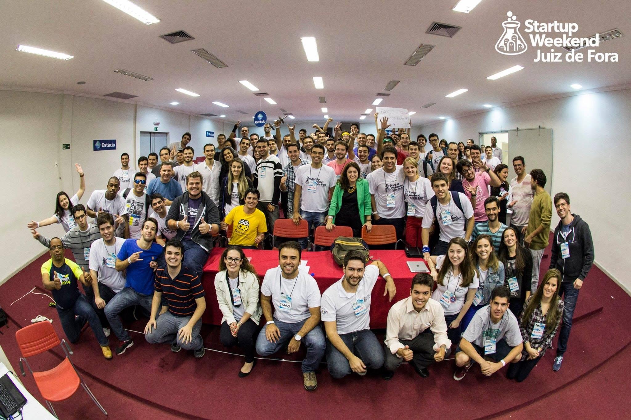 Participantes desenvolvendo ideias no Startup Weekend Juiz de Fora (JF) - Momento 1